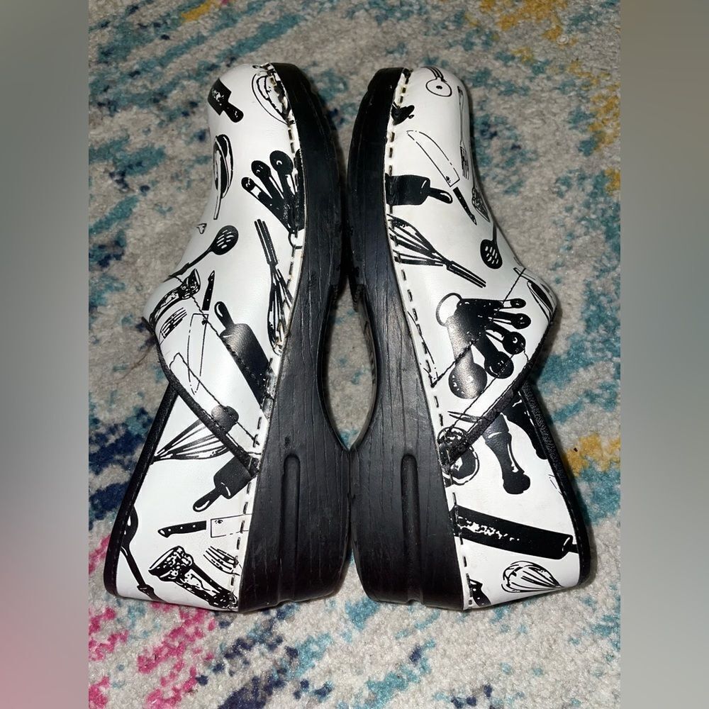 Sanita White & Black Leather Chef Utensil Print Slip On Comfort Work Clogs 38 - Picture 4 of 6